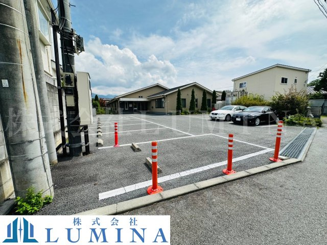 笛吹市石和町　福祉施設の駐車場