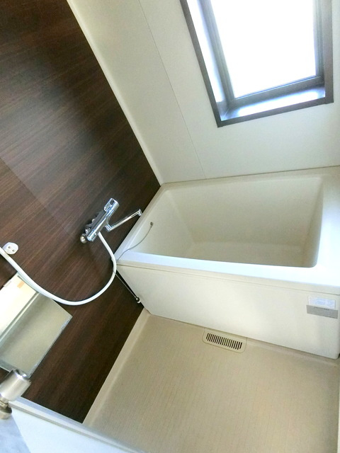 シティハイム　ルミェールの浴室|窓のある明るい浴室