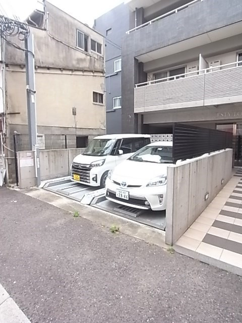 エスティ・ロアール神戸西の駐車場|駐車場に車を止められます