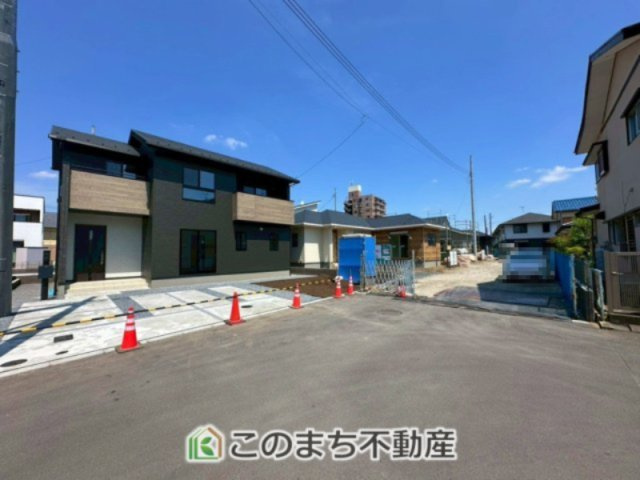 ワイウッドコート宇都宮市下川俣町第1期の前面道路含む現地写真|前面道路は広々としてます！運転が苦手な方でもお車の出し入れ簡単で安心です☆
