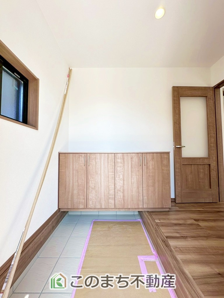 ワイウッドコート宇都宮市下川俣町第1期の玄関|広々とした玄関スペース♪たくさんの靴を収納できる下駄箱もございます。
