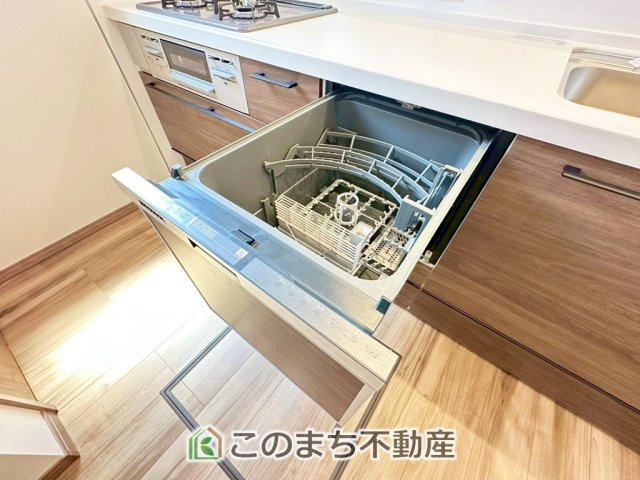 ワイウッドコート宇都宮市下川俣町第1期の設備|あったらいいなの代表的な設備である食洗機。ビルトイン型で、おさまりもよく、使い勝手も良好です。料理をするのは好きだけど、後片付けは苦手な方に重宝します。洗う手間がないので、時間を有効に使えますね。
