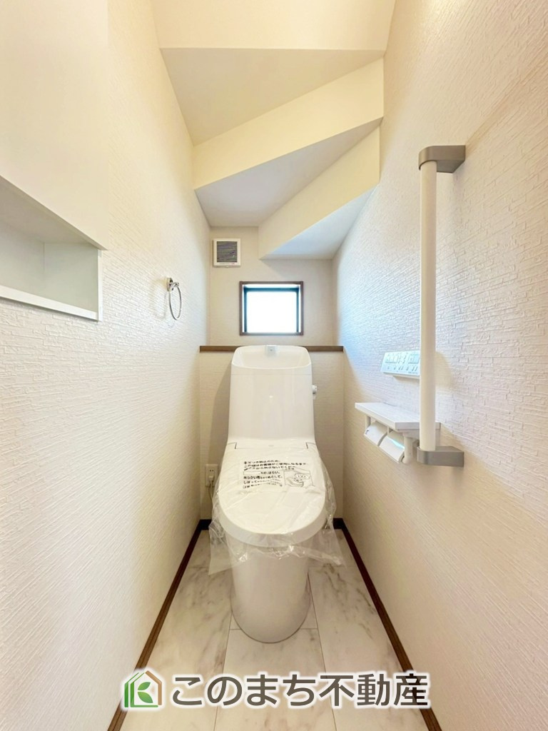 ワイウッドコート宇都宮市下川俣町第1期のトイレ|小窓から換気ができて清潔なトイレスペース☆温水洗浄便座搭載です！
