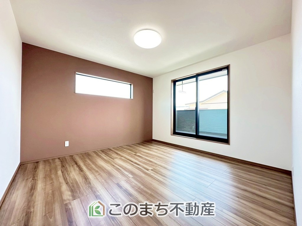ワイウッドコート宇都宮市下川俣町第1期の洋室|採光も確保されたお部屋です。大きいベッドを置いても余裕のあるゆとり空間。
