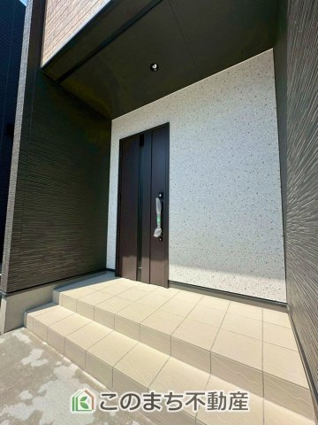 ワイウッドコート宇都宮市下川俣町第1期の玄関|玄関周りは家の顔！スタイリッシュな玄関が特徴です！

