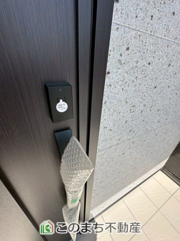 ワイウッドコート宇都宮市下川俣町第1期の玄関|玄関のカギはワンタッチでダブルロックが可能☆
