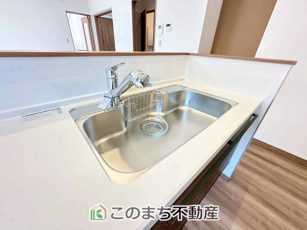 ワイウッドコート宇都宮市下川俣町第1期の設備|ビルトイン型浄水器を内蔵したキッチン水栓。お米を研いだり、野菜を洗ったりするときなど用途に応じてワンタッチで浄水に切り替えが可能です。カートリッジ式なので、フィルターを簡単に交換する事が出来ます。
