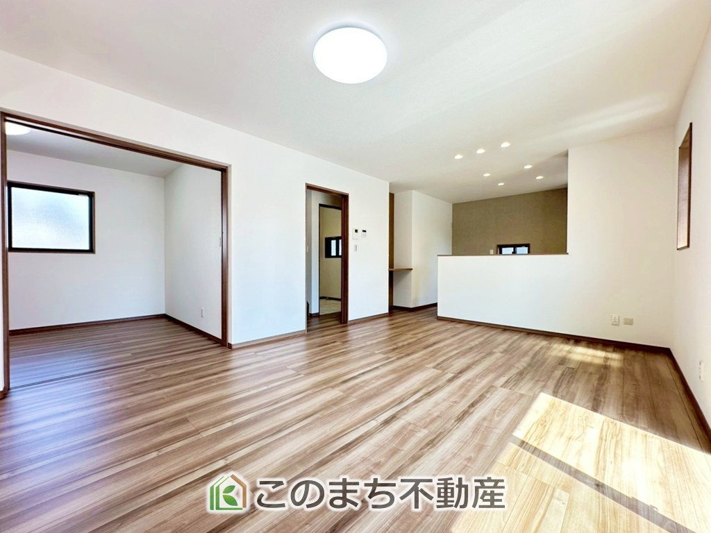 ワイウッドコート宇都宮市下川俣町第1期の居間・リビング|オープンでのびやかな空間を生み出す、こだわりの広がりとゆとり。家族と過ごす時間を大切にしたい方にぴったりの明るくゆとりある住空間です。

