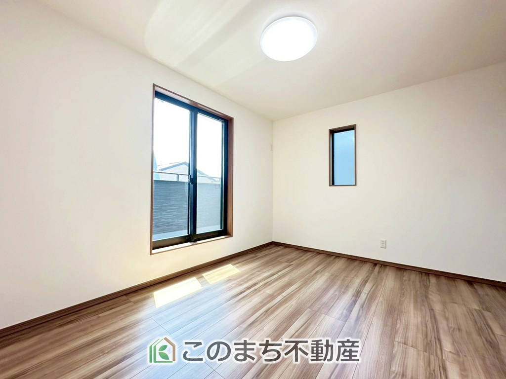 ワイウッドコート宇都宮市下川俣町第1期の洋室|柔らかい陽光が差し込む明るいお部屋を演出する設計。彩光の取れる窓が気持ちの良いお部屋を創り上げます。
