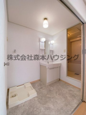【洗面所】 | 　三ツ川マンション | 広い洗面スペース