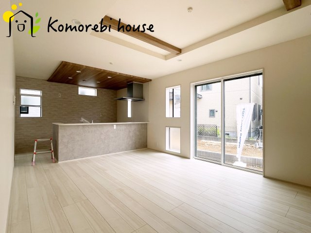 上尾市瓦葺　新築一戸建て　ブルーミングガーデン　01の居間・リビング|使いやすい居間です