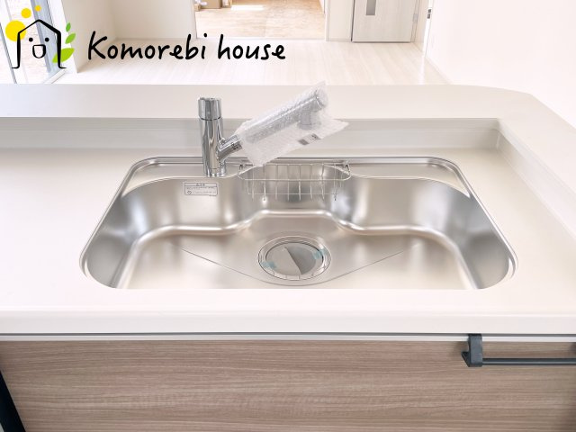 上尾市瓦葺　新築一戸建て　ブルーミングガーデン　01のキッチン|コンパクトなキッチンで掃除もラクラク