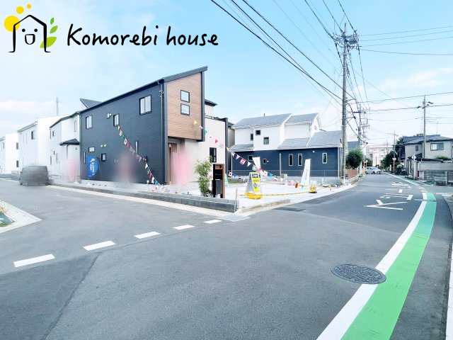 上尾市瓦葺　新築一戸建て　ブルーミングガーデン　01の前面道路含む現地写真