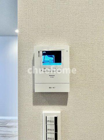 エンゼルハイム立石のセキュリティ|【モニターホン】誰が来たかすぐにわかるカラーモニター付きインターホン。通話ボタンを押すまでは室内の音は漏れていませんので相手を確かめてから応対できます。