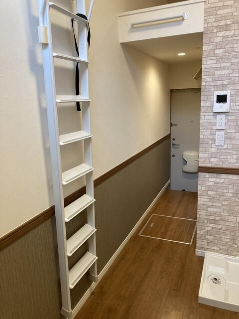 アドホックタウン神大寺の玄関