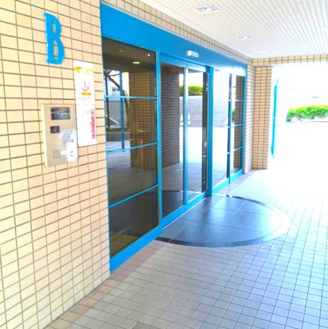 サバービアシティ21 B棟のエントランス
