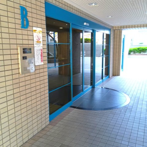 サバービアシティ21 B棟のエントランス