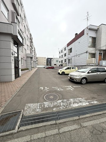 エバ・メゾン本郷通リーヴ・ノールの駐車場