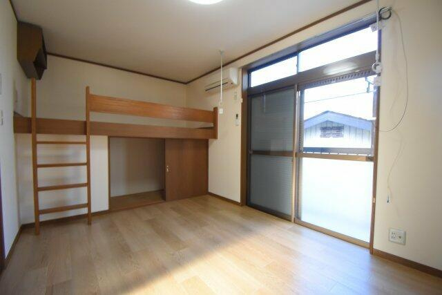 川崎市多摩区登戸のアパートの居間・リビング|同物件別部屋参考写真です。