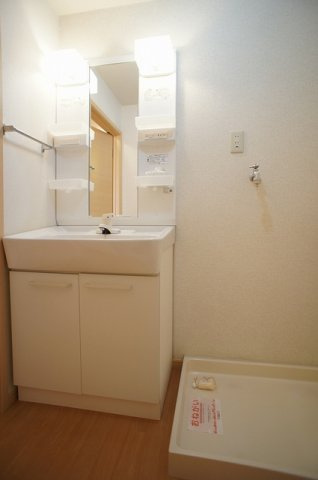 ヴィラ　アンソレイユの洗面所