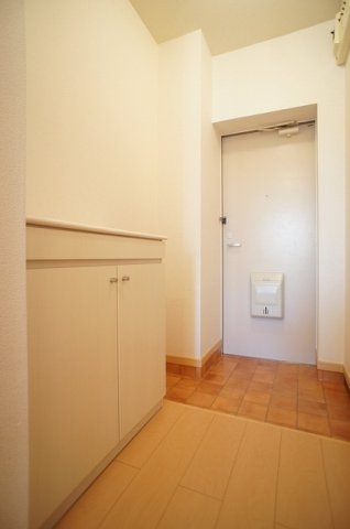 ヴィラ　アンソレイユの玄関