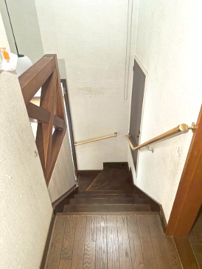 港町　中古戸建の内装|階段