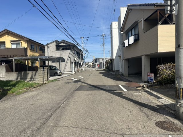 港町　中古戸建の前面道路含む現地写真