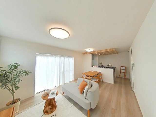 岡山市東区大多羅町戸建の居間・リビング|明るく広々とした15.8帖のLDKで、ゆったりとした時間を過ごせます。