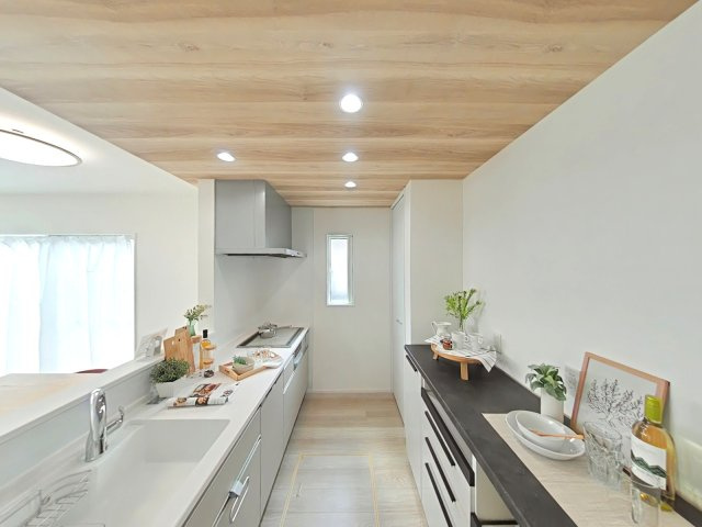 岡山市東区大多羅町戸建のキッチン|リビングとつながる、収納豊富な対面キッチンです。