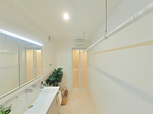 岡山市東区大多羅町戸建の脱衣所|洗面室は洗濯物を干せるランドリールームとして使用可能です。