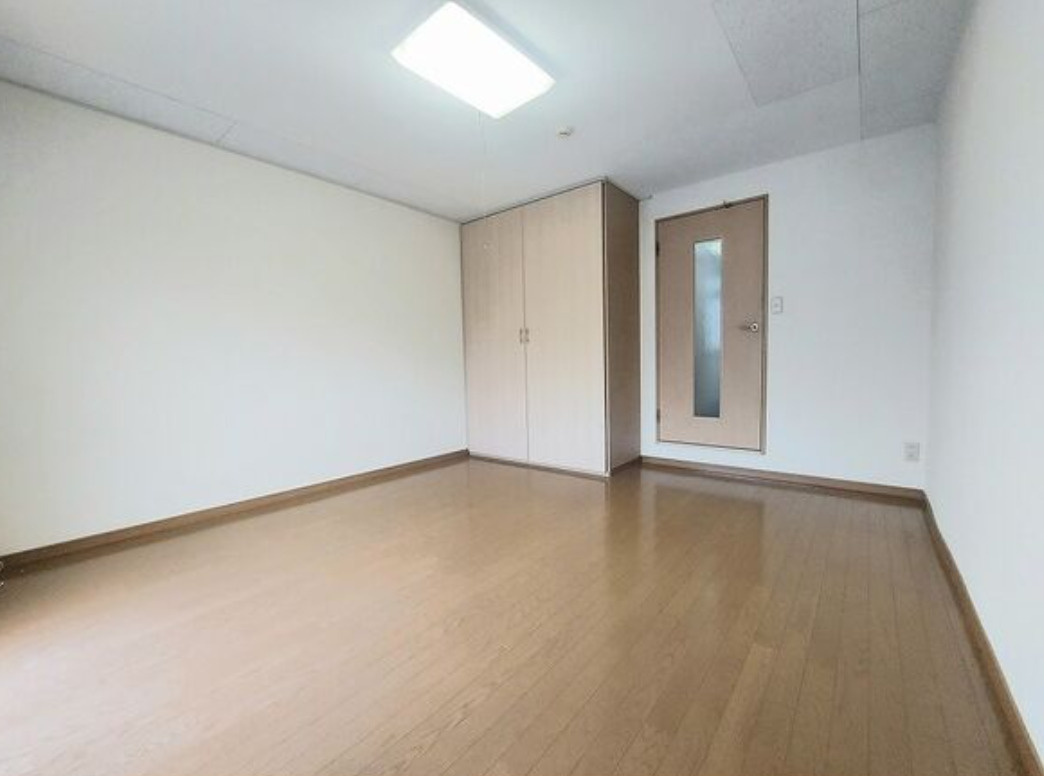 レオパレスKUWADAの洋室