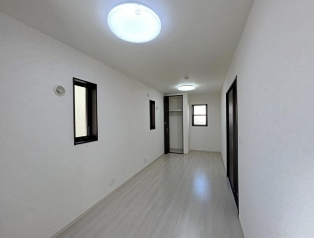 西安威1丁目5-34の洋室|シンプルながら居心地の良い洋室。どんな家具も置きやすく、子ども部屋や寝室など多用途に活用できる使いやすい空間です。