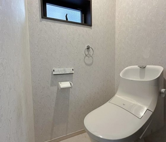 西安威1丁目5-34のトイレ|窓のあるトイレで、換気も採光も確保。湿気や臭いを抑えて快適に使える設計で、家族全員が心地よく過ごせる清潔な空間です。