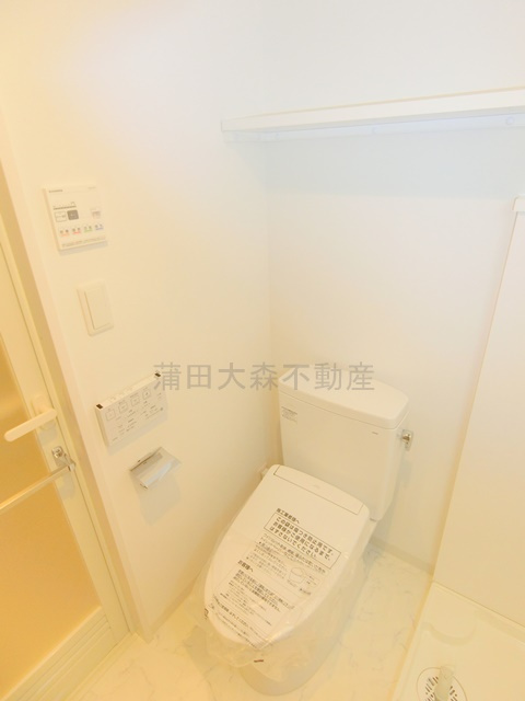 プレール・ドゥーク池上Ⅱのトイレ|棚と温水洗浄便座付きのトイレ