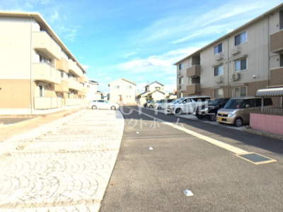 【駐車場】 | ブロッサムA棟 | 車をお持ちの方に嬉しい駐車場付きの物件です