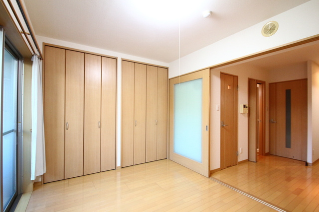 ＪＥＷＥＬ　ＣＯＵＲＴ　Ｃ棟の寝室|明るい室内です