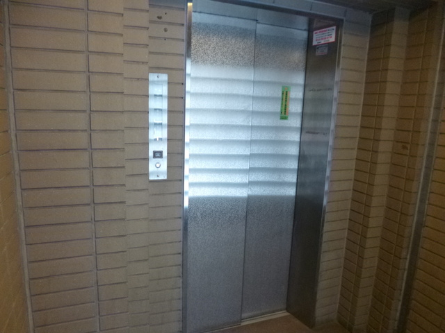 シャロン神谷陸橋のロビー|もちろんエレベータ付きです♪