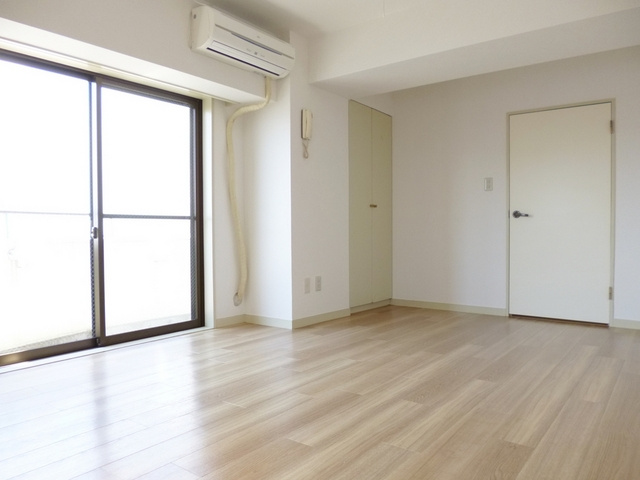 シャロン神谷陸橋の居間・リビング|綺麗でｗ広い洋室9.5帖です