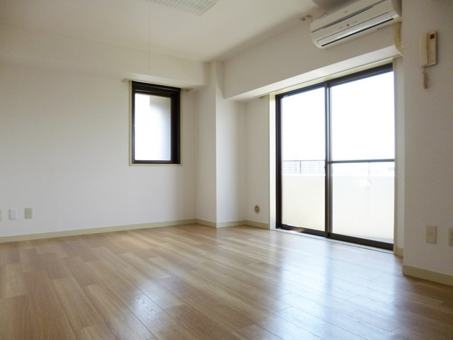 シャロン神谷陸橋の寝室|洋室は二面採光で、明るいです