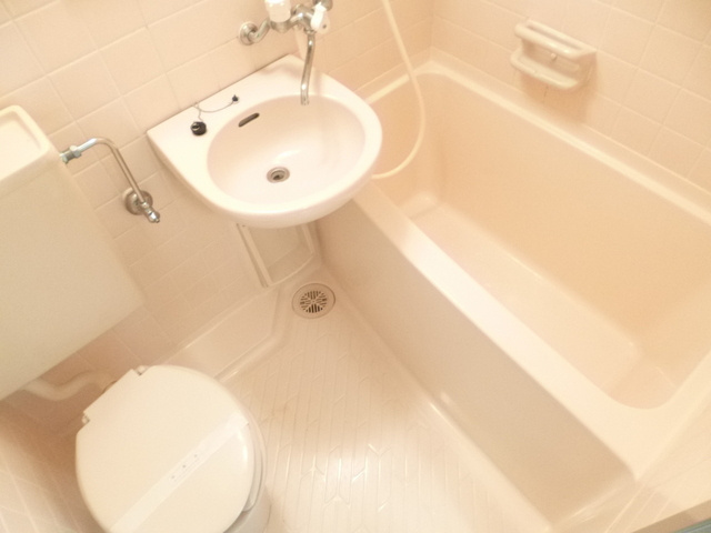 シャロン神谷陸橋の浴室|洗面台付きの三点ユニットバスです