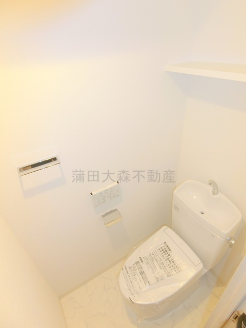 プレール・ドゥーク池上Ⅱのトイレ|棚と温水洗浄便座付きのトイレ