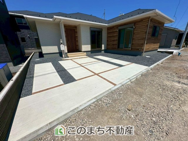 ワイウッドコート宇都宮市下川俣町第1期の駐車場|お車並列２台分ご用意しております♪
