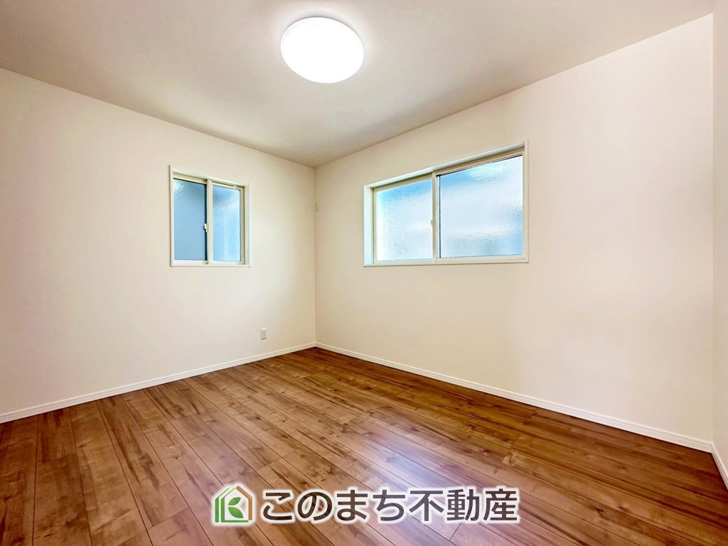 ワイウッドコート宇都宮市下川俣町第1期の洋室|陽光がふんだんに降り注ぐお部屋です。陽だまりの空間で、プライベートなお家時間も快適にお過ごしいただけます♪
