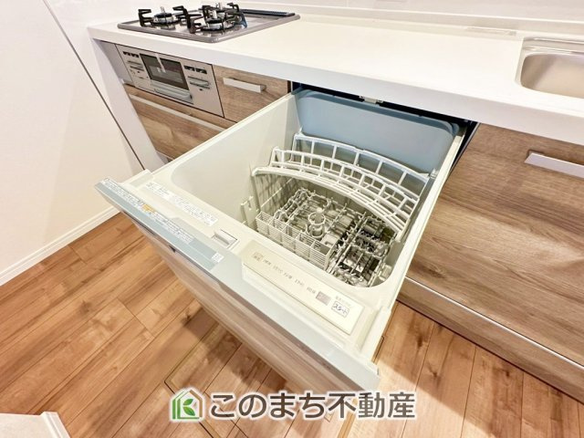 ワイウッドコート宇都宮市下川俣町第1期の設備|あったらいいなの代表的な設備である食洗機。ビルトイン型で、おさまりもよく、使い勝手も良好です。料理をするのは好きだけど、後片付けは苦手な方に重宝します。洗う手間がないので、時間を有効に使えますね。
