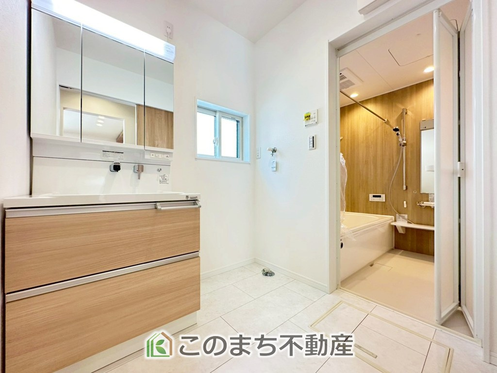 ワイウッドコート宇都宮市下川俣町第1期の独立洗面台|脱衣所は広々としておりますので、お子様のお着替えもストレスなくできます！
