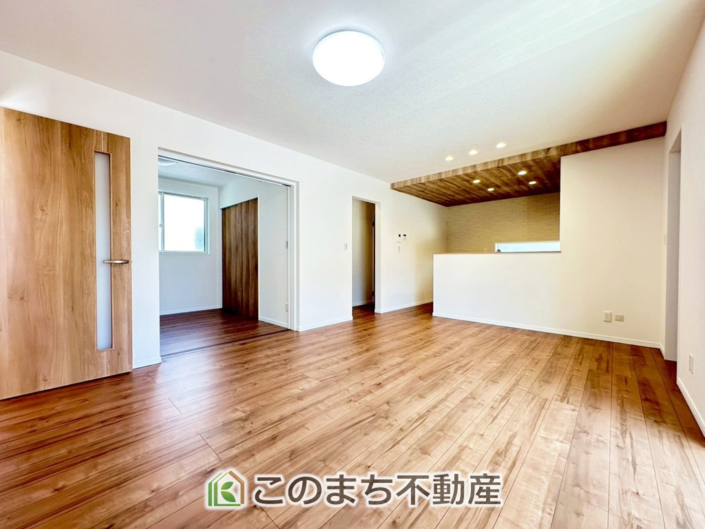 ワイウッドコート宇都宮市下川俣町第1期の居間・リビング|オープンでのびやかな空間を生み出す、こだわりの広がりとゆとり。家族と過ごす時間を大切にしたい方にぴったりの明るくゆとりある住空間です。
