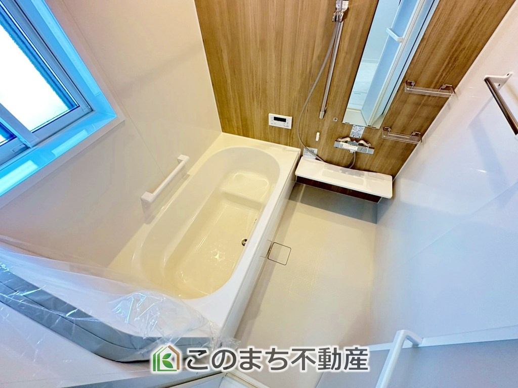 ワイウッドコート宇都宮市下川俣町第1期の浴室|"ゆったり１坪バスには換気・乾燥・暖房機能付き！！
大人も足を伸ばせるゆったり浴槽！！
ご家族皆さんで入っても、一人でゆっくり入っても一日の疲れを癒してくれるお風呂です！！"
