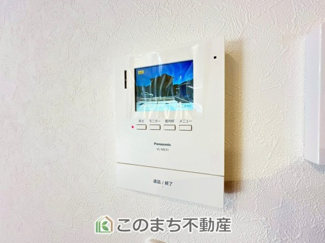 ワイウッドコート宇都宮市下川俣町第1期の設備|ＴＶモニター付きインターホンで防犯面もしっかり安心♪
「見える安心」をカタチにしました。誰が来てもわかる様にモニター付きインターホンを設置。快適と安らぎを合わせた優しい設計。