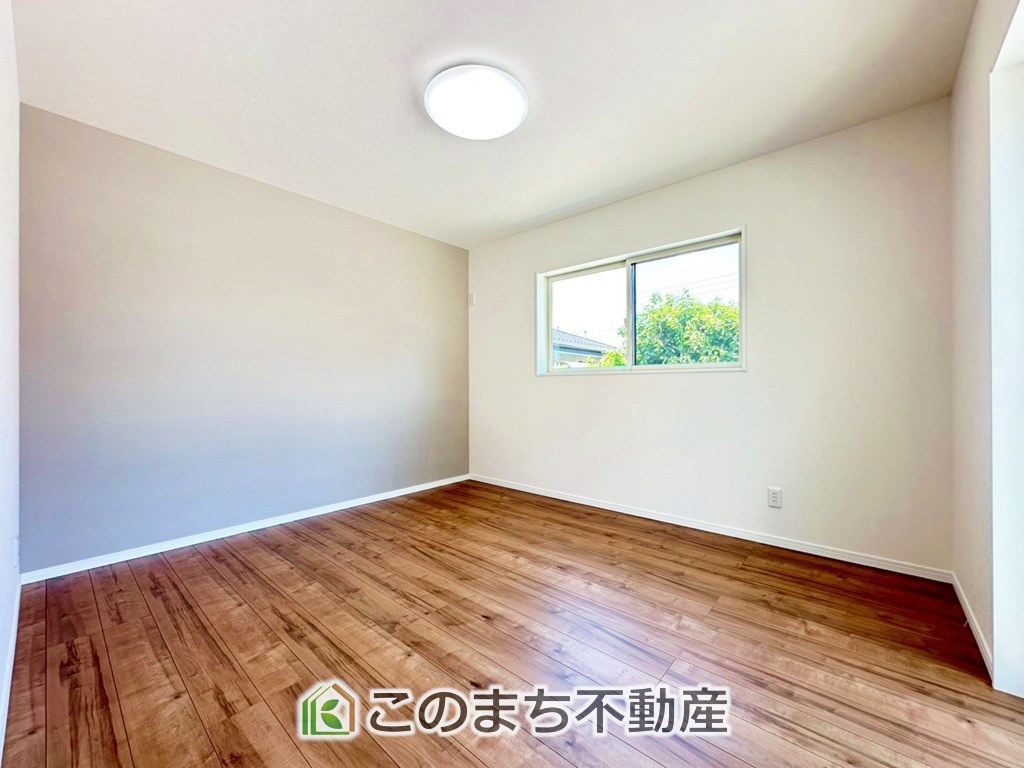 ワイウッドコート宇都宮市下川俣町第1期の洋室|採光も確保されたお部屋です。大きいベッドを置いても余裕のあるゆとり空間。
