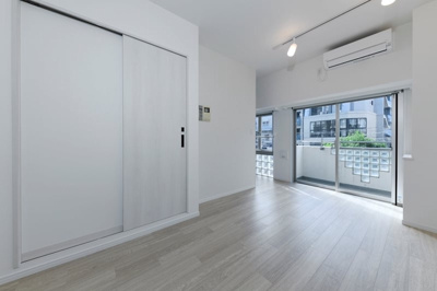 【居間・リビング】 | 新品家具付きマンション東6(KaGood東京) | こちらの居間で趣味の時間をお楽しみください
